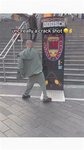 unc out here commando style 😐