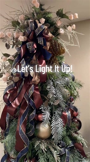 Looking for a Christmas tree color combination this year? How about Chocolate brown, copper & navy blue? #christmastree #christmasdecor #christmasdecorating #christmastrends2024 #christmasdecorating2024