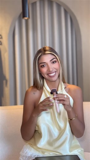 Monica Requena 🧊 on Instagram: "Los colores que van a definir la temporada (y cómo usarlos con estilo) 🌼🩵🍈 Porque cuando sabes combinarlos, tu outfit habla por ti. Esta temporada los colores no vienen a pedir permiso, vienen a marcar presencia! Tonos que elevan cualquier look ✨ Entender el color no es solo seguir tendencias, es vestir con intención! 💭 ¿Qué color te representa esta temporada? 💌Guarda este post si amas la moda con propósito 🤍 Sígueme para más tips de moda y color aplicables