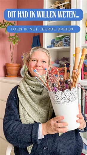Mirjam Molenbeek on Instagram: "Ben je dit jaar begonnen met leren breien? Maar heb je je werkje inmiddels al in de hoek gegooid, omdat je denkt dat jij het gewoon niet kan? Zonde! Breien geeft je niet alleen een dosis zelfvertrouwen wanneer je je zelf gebreide items eenmaal kan dragen; het proces zelf is ook super goed voor je mentale gezondheid! Maar: dan moet het wel fijn zijn natuurlijk... 🧶 Grote kans dat je niet de juiste breinaalden hebt gekozen! Goede materialen gebruiken, bepaal