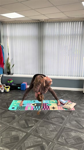 Little freestyle stretch from yesterday… 🙆🏼‍♀️🐆🤎🧘🏼‍♀️🌼 #stretch #stretching #stretchingwitholivia #yoga #healthandwellness