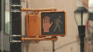 daytime sign cycles between walk and don't walk