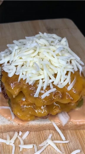 Wie der Doppel-Cheeseburger auf Pizza auf Toast trifft – für ultimativen Geschmack