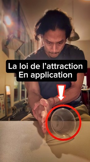 La physique quantique montre que quand rien n’est observé, tout reste onde, tout reste possibilité. Mais dès que la conscience se pose, elle choisit, et le possible devient réel. C’est la même loi qui agit dans ta TRANSFORMATION PHYSIQUE 💪 Quand tu t’alignes profondément à la version de toi plus musclée, plus déterminée, tu ne fais pas qu’y croire, tu modifies littéralement ton champ d’énergie, ton champ électromagnétique autour de toi (oui oui, le champ d’énergie comme dans DBZ). Ce champ, en 
