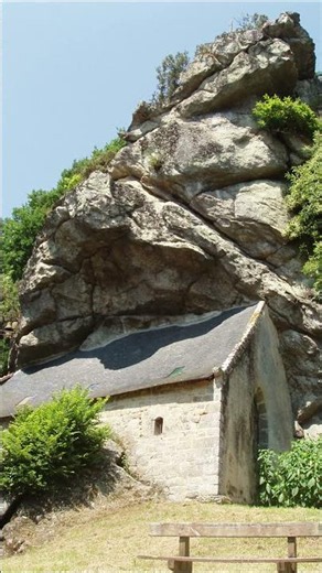 Cette chapelle en Bretagne est construite dans la roche