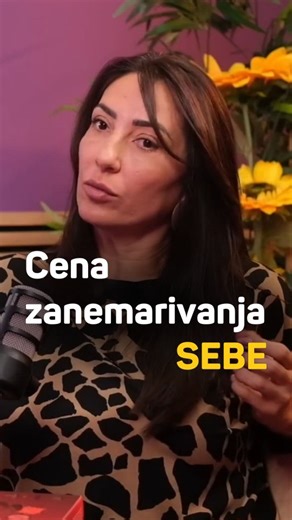 📌 Cena zanemarivanje sebe Postoje periodi u životu kada se cela energija slije u jednu ulogu. To je normalno. 👈 Nekada je to posao, nekada roditeljstvo, nekada borba da se preživi ili opstane. Problem ne nastaje kada se na nešto fokusiramo - već kada zaboravimo na sve ostalo što jesmo. Žena ne postoji u jednoj dimenziji. U njoj istovremeno žive snaga, nežnost, radoznalost, bliskost, potreba za mirom, potreba za rastom. 💫 Kada godinama hranimo samo jednu sebe, druge počinju da se gase. Telo po