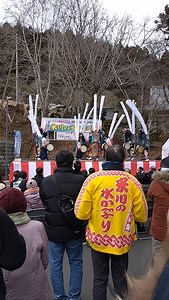 米川の水かぶり の会場で…鹿踊り？ ネットで見ると「佐沼鹿踊り」 というのがある…？ それかな… | 石川浩之
