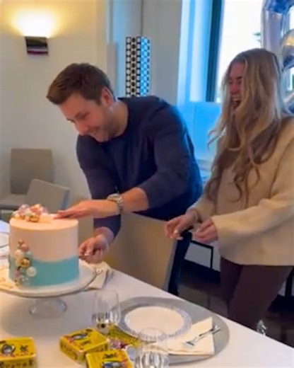 Gender reveal turns into a surprise proposal 😯 | MetDaan Cakes