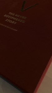 The most mysterious book in the world, written in an unknown language and the only one that has never been translated. Dare to unravel the mystery of the Voynich Manuscript, The Story Never Deciphered. 600 years after its creation, no one has been able to translate the most mysterious work in history. Now you can enjoy a limited, handmade edition with everything you need to start trying to decipher its contents. Only a limited number of copies will be available worldwide. Want to miss out? Get y