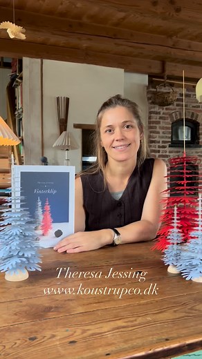 VINTERKLIP Klip de fineste papirklip til dit julehjem med Theresa Jessings smukke papirkunst. @sortlakrids_vaerkstedogbutik Bogen indeholder 21 vinterprojekter – fra enkle til avancerede – så både begyndere og øvede kan skabe elegante grankogler, grantræer, kugler og mistelten til vinduer, døre og juletræ. Med tydelige skabeloner og trin-for-trin-vejledninger bliver det let at skabe et stilfuldt og stemningsfuldt julehjem med håndlavet pynt, der holder år efter år. Theresa Jessing er uddannet fr