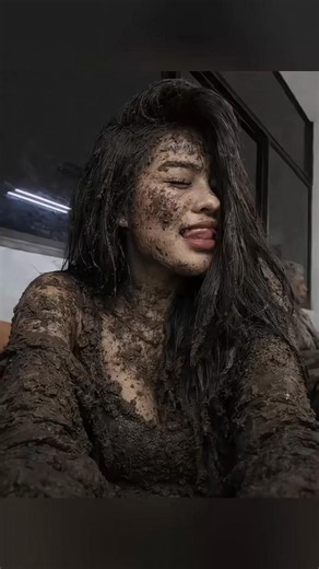 🇵🇭 Paano gawin ang viral Moreno or Mestizo muddy path AI photo trend na sobrang uso ngayon sa TikTok ✨. Gamit ang isang larawan lang, puwede mong gawing cinematic ang iyong photo gamit ang AI photo edit, photo prompts, at madaling tutorial 📸. Piliin kung Moreno, Mestizo, Morena, Mestiza, o Chinito look ang bagay sa iyo, tapos sundin ang step-by-step edit tutorial para makuha ang trending muddy path effect 🤎. Perfect ito para sa gustong matutunan kung how to make AI photo, how to edit photos 