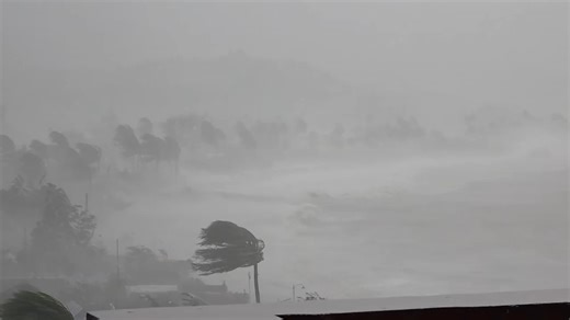 1M views · 17K reactions | As of 7:00 a.m., lalo pang lumaki ang mga alon at nararanasan na ang storm surge kaya halos hindi na maaninag ang Baybay Sisiran, ang dalampasigan malapit sa poblacion ng Garchitorena, Camarines Sur ngayong Linggo. | via Jonathan Magistrado, ABS-CBN News #UwanPH (Courtesy: Mayor Nelson Bueza) | ABS-CBN News | Facebook