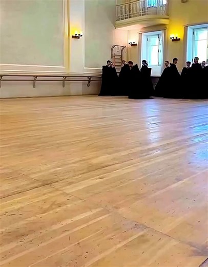 La danza folclórica circasiana es una de las expresiones culturales más distintivas, elegantes y rigurosas de la región del Cáucaso Norte. Para el pueblo circasiano (o adigué), el baile no es un mero espectáculo folclórico, sino una forma de memoria corporal y un estricto código de etiqueta social (Xabze) que preserva su identidad frente a la historia y la diáspora. Los hombres bailan completamente de puntillas sobre botas de cuero blando (sin refuerzo de yeso ni madera, a diferencia del ballet)