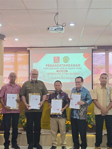 Pemkab Ngada dan Universitas Citra Bangsa Kupang Jalin Kerja Sama Tingkatkan Akses dan Mutu Pendidikan Tinggi Prokopim Ngada — Pemerintah Kabupaten Ngada resmi menjalin kerja sama dengan Universitas Citra Bangsa (UCB) Kupang sebagai langkah strategis untuk meningkatkan akses dan mutu pendidikan tinggi bagi masyarakat Kabupaten Ngada. Kerja sama tersebut ditandai dengan penandatanganan Perjanjian Kerja Sama yang merupakan tindak lanjut dari Kesepakatan Bersama (MoU) antara Pemerintah Kabupaten Ng