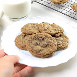 10K views · 279 reactions | These KAHLUA ESPRESSO CHOCOLATE CHIP COOKIES are pretty special! Recipe here: https://www.recipegirl.com/kahlua-espresso-chocolate-chip-cookies/ | RecipeGirl | Facebook