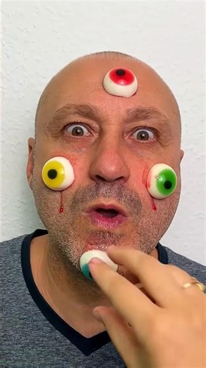 ,😫🍓💯🙇🏻‍♂️👁️‍🗨️Cậu bé tốt bụng gỡ áo bị mắc cho hai ông cháu bằng Mẹo vặt cuộc sống.#cute