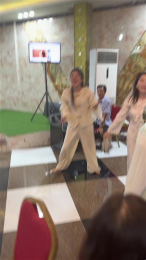 Lần đầu được tặng hoa 8/3 haha, cảm ơn công ty, cảm ơn anh HDV nhiệt tình. Chúc 8/3 1 nửa thế giới sẽ hạnh phúc, vui vẻ và luôn nở nụ cười trên môiiiii ạ, 8/3 năm nay đáng nhớ quá , sau tối nay khả năng em nghĩ tên con luôn🤣🤣🤣 #TetGiuLua #myphamyskin @Bùi Thị Thoan - Nick Chính @Văn Khắc Phú