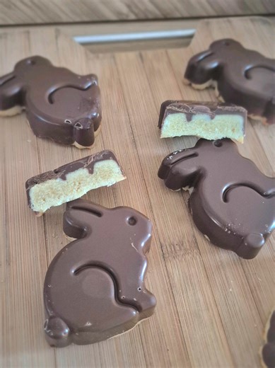 🐰 Sablés Lapins avec Coque en Chocolat – Trop Mignons & Trop Bons 🍫 Envie d’une gourmandise aussi jolie que délicieuse ? Ces sablés en forme de lapin avec une coque croquante en chocolat sont parfaits pour Pâques… ou n’importe quelle pause sucrée ! Une recette simple, ludique et ultra gourmande. ------------------------------------------------- Matériel : Moule lapins @guydemarle Plaque perforée @guydemarle Code promo: BABOO5 Conseillère: Bénédicte DESNOULET -----------------------------------