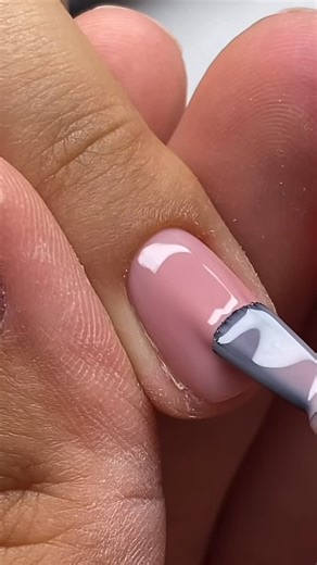 Brillbird.denmark | 🤍 French nails, done right 🤍 Når Rubber Base & Color nr. 30 møder Brush & Go Gel nr. 1, får du den cleaneste franske negle-kombi 💅 ✨... | Instagram