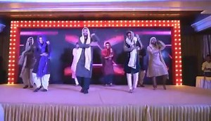 Is it even a sangeet night if your best friends don’t set fire on stage like how this squad has! These guys are setting some major sangeet-performance goals! This splendid and fun-filled performance choreographed and conceptualised by DnceAll Universe on ‘Ghoomer’ left everyone in splits and made the night unforgettable. . . . #dance #weddingdance #sangeet #sangeetdance #sangeetperformance #performance #wedding #dance #groom #squad #weddingz | Weddingz.in