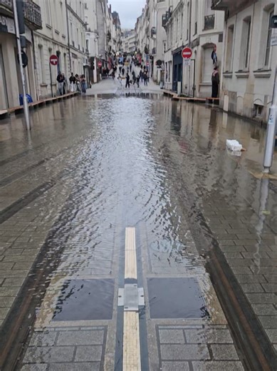 Inondations Angers au pied de la rue de la Roë qui mène au Ralliement. #angers #inondation #tram #ralliement #crue