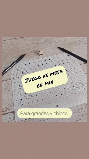 Hoy les traigo una idea de juego de mesa que está listo en pocos minutos para jugar! Necesitamos una hoja, un marcador negro, un dado y marcadores (un color diferente para cada jugador). Llenamos la hoja de puntos (la cantidad que quieras) y está listo el juego para empezar. Cada jugador tira el dado por turnos y tendrá que encerrar con su color la cantidad de puntos que indica el dado. Si al tirar el dado no hay la cantidad de puntos disponibles para encerrar que indica el dado, el jugador pier