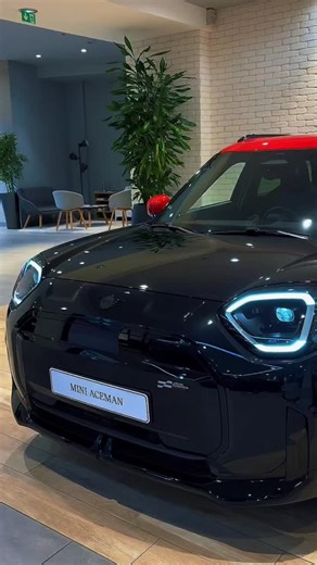 Aventures urbaines à bord du MINI Aceman Electric. Pour plus d’informations rendez-vous dans vos MINI stores Paris Vélizy. #MINI #MINIParis #MINIVelizy | MINI Paris