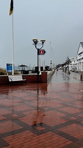 2.2K views · 77 reactions | Wenn die Promenade geputzt wird, dann verstecken sich alle 來☔️☔️來 #Grömitz #Groemitz #MeinGrömitz #Meerliebe #nass #regen #Schneeregen | Haus am Hügel | Facebook