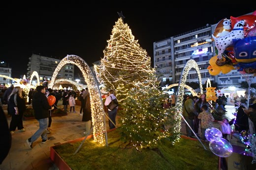 Πάτρα - Η νυχτερινή μαγεία του Χριστουγεννιάτικου Χωριού: Η Πλατεία Γεωργίου μετατρέπεται σε γιορτινό πόλο έλξης (video)