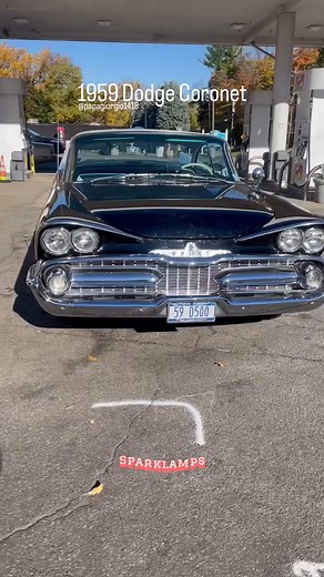 Hablando de cosas bellas. El Dodge Coronet de 1959 es un automóvil emblemático de la era dorada de los coches estadounidenses, conocido por su diseño audaz, su tamaño imponente y su representación del estilo de finales de los años 50. Aquí te doy una descripción detallada: --- Diseño exterior: El Dodge Coronet de 1959 refleja el estilo "Forward Look" (Visión hacia adelante) que Chrysler, la empresa matriz de Dodge, popularizó en esa época. Este diseño se caracteriza por: - **Líneas largas y aero