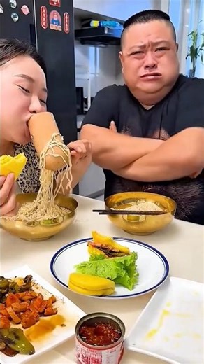 Sharing food is risky here 😆🍟#mukbang #funnycouple #fyp #挑食 #funny