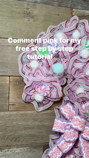 DIY Candy Cane Wreath🍭Comment pink for my free step by step tutorial #holliehobbies | Hollie Hobbies