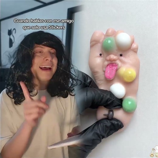 When you talk to that friend who only uses stickers #humor #stickers #friends #messages #talkin