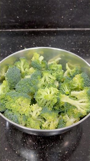 Broccoli freezing and preserving for a longer time🥦 #broccoli #storing #foodshorts #trending #hack