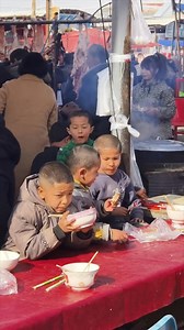 NW China's #Xinjiang’s Grand Bazaar is a feast of flavors, offering naturally raised #beef and #lamb, fresh #fruits, nuts, and aromatic spices 🍖🍇🌰. #Foodie #Market | Discover Xinjiang