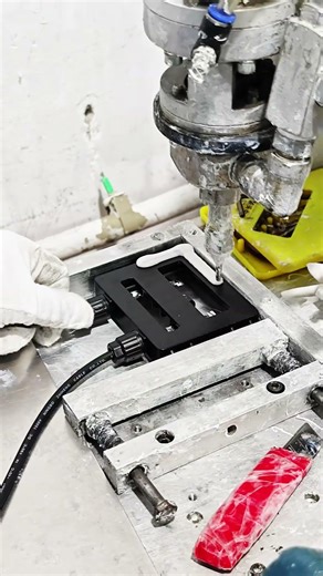 Solar Panel Manufacturing: Automated Glue Dispensing