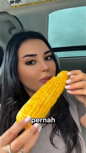 Trik makan jagung rebus dengan mudah