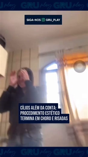 GRU Play on Instagram: "🚨Siga-nos 👉 @gru_play para mais 🎥 Ellen Keli, moradora de Florianópolis em Santa Catarina, usou as redes sociais para desabafar após passar por um procedimento de alongamento de cílios que não saiu como esperado. Segundo ela, a falta de alinhamento com a profissional acabou resultando em cílios muito grandes para o formato de seus olhos, o que gerou frustração imediata. No vídeo que circulou nas redes, Ellen aparece visivelmente abalada, enquanto uma amiga registra a s