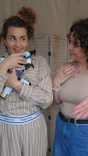 I vy tápete jak pečovat o kudrnaté vlasy? Nezoufejte – jsme tu pro vás! Spustili jsme NOVINKU, po které jste tolik toužili – online konzultace s našimi odbornicemi na kudrnaté vlasy! 🥰 💻 Osobně - ale i online 📍 Kdekoli jste - pohodlně z domova 🎥 Přes video - s doporučením na míru vašim vlasům Pomůžeme Vám pochopit základy Curly Girl metody, vybrat vhodnou péči a produkty, vysvětlíme techniku a zodpovíme všechny Vaše otázky. Každé vlasy jsou jedinečné – a zaslouží si individuální přístup a po