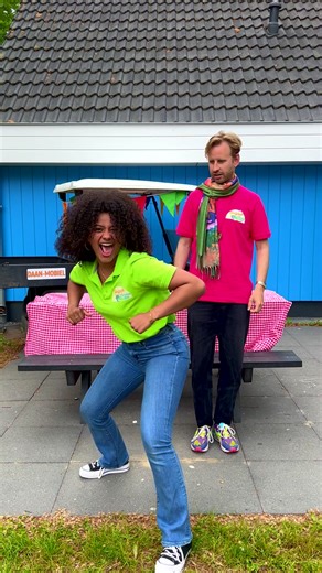 Daan verandert Stephanie zomaar in een kip. Vertrouw jij Daan? 🐓#Pretparksummervibes #Zapp #zappdetective