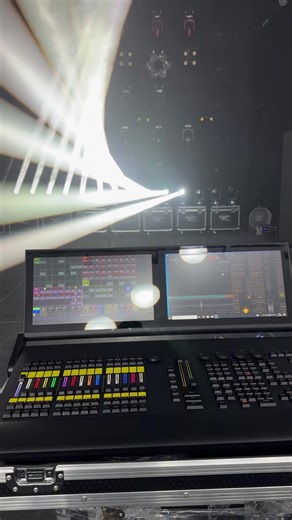 428K views · 8.8K reactions | M A COMPAC VERSIÓN 3.9.60.50 ala venta con Fader motorizados 6 puertos trabaja 110v /220v batería de respaldo de 10 minutos disco duro de 60gb dos pantallas tuchs de 15 pulgadas ventas 5527773341 | C Y M Pro Lighting | Facebook