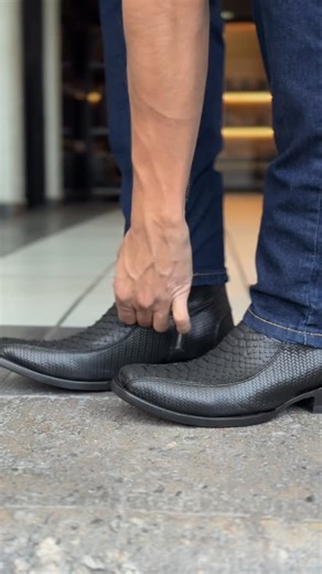 TIENDA LLANERA on Instagram: "Modelo Orión en piel de Python auténtica 🐍 Ordenar 📲+52-477-859-6838 #fyp #viral #reels #botas #cowboy"
