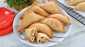 Karipap Roti Inti Carbonara Sedap Tak Terkata Assalamualaikum. Hai semua. Hari ni saya nak kongsikan resepi yang sangat mudah untuk dibuat iaitu karipap roti. Mungkin ramai yang suka makan karipap tapi kurang rajin nak buat kulit karipap. Jadi, boleh buat karipap roti ni. Boleh buat pelbagai jenis inti yang kita suka dengan menggunakan roti sebagai kulitnya. Untuk resepi ni, saya buat inti carbonara sebab caranya sangat mudah dan cepat untuk disediakan. Selamat mencuba ☺️ Bahan-Bahan Minyak Masa