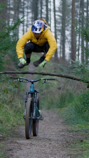 now *that* is what we call an immaculate transition 🤌 🚴: Danny MacAskill | Red Bull