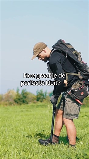 🇳🇱(NL) Vandaag gaan we voor de perfecte kluit 💪🕳️ Met de metaaldetector is het niet alleen piep = graven… het is netjes werken: strakke plug, gras intact, en alles weer zo achterlaten alsof je er nooit bent geweest. 🌱 Tip: snijd in een nette O-vorm, klap ‘m open als een dekseltje, check je pinpointer en leg ‘m daarna precies terug even aandrukken. Zo houd je het terrein mooi én mag je vaker terugkomen. 🇬🇧 (EN) Today we’re digging the perfect plug 💪🕳️ With metal detecting it’s not just b