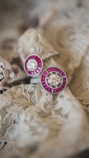 Vintage by López-Linares on Instagram: "✨ Nuestra Joya del Día ✨ Hoy os traemos una joya muy especial… ¡o mejor dicho, toda una colección! Os presentamos nuestros anillos “Ojo de Perdiz” en color rosa: el mini, el redondo, el pequeño y el grande. Piezas que reinterpretan el glamour de los años 20 en clave contemporánea. Todos ellos están realizados en plata, con una moisanita central y un delicado halo de circonitas que resalta su brillo. El color rosa les da ese toque romántico y sofisticado q