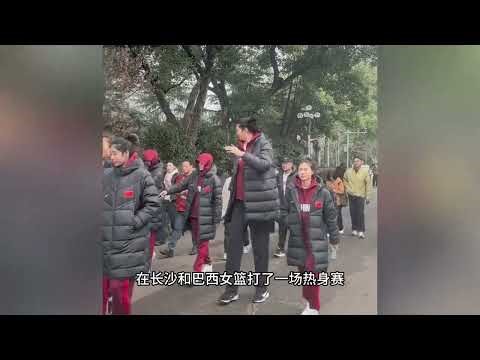 太高了！女篮游览橘子洲成瞩目焦点，张子宇比王治郅还高一头