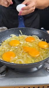 1.7M views · 7.8K reactions | La frittata di cipolle è la frittata più deliziosa che abbia mai mangiato! | Super Ricette | Facebook