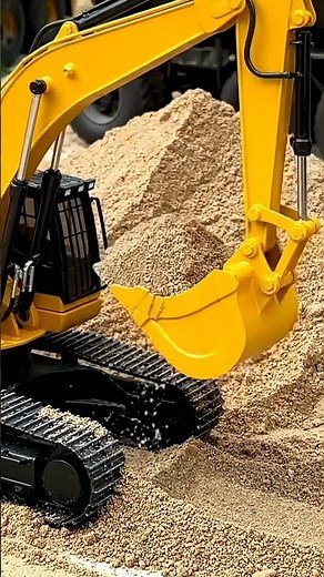 Satisfying RC Excavator Digging Sand! 🚧 Miniature Construction Fun!