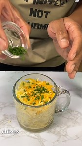 484K views · 4.6K reactions | MAC & CHEESE IN A MUG 燎 1/2 Cup Elbow Macaron 1/2 Cup Water 3 Tbsp Milk Salt & Pepper 1/4 Cup Shredded Cheddar Cheese Chives Mix macaroni, water & salt in microwavable mug and microwave for about 3 minutes. Remove from microwave, stir and add cheese, milk, salt and pepper. Stir once more. Microwave once more for about 30 seconds, stir one last time and garnish with chives. Enjoy! | Definitely Not Gourmet | Facebook